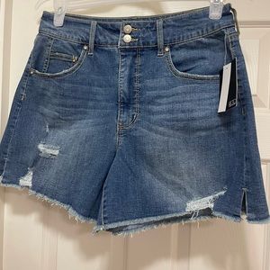 ladies short jeans size 13
Inseam 5 inches